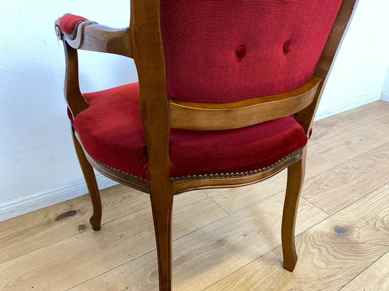 Eleganter und sehr gut erhaltener Vintage Salonsessel mit handverziertem Holzrahmen und grandiosem Bordeaux rotem Bezug I Sessel Armlehnstuhl Stuhl Stilmöbel Barock I