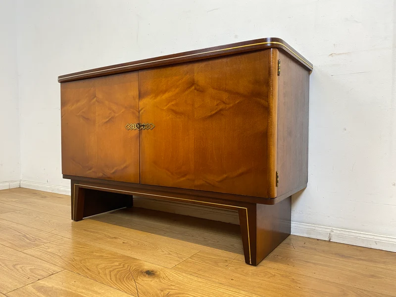 Hochwertiges 50er Jahre Sideboard mit Schubladen & Messingbeschlag I Vollholz I Kommode Schrank Anrichte Wäschekommode TV Lowboard Art Deco Mid-Century Rockabilly Vintage I