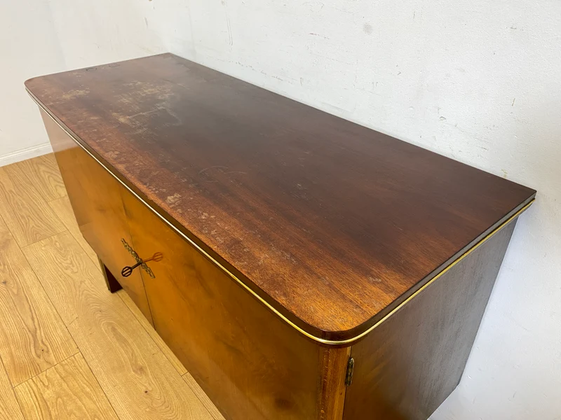 Hochwertiges 50er Jahre Sideboard mit Schubladen & Messingbeschlag I Vollholz I Kommode Schrank Anrichte Wäschekommode TV Lowboard Art Deco Mid-Century Rockabilly Vintage I