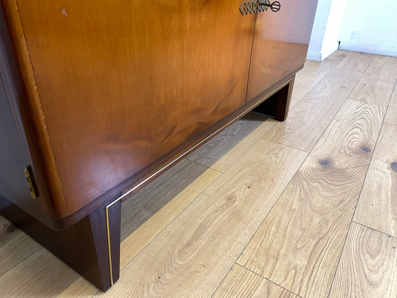 Hochwertiges 50er Jahre Sideboard mit Schubladen & Messingbeschlag I Vollholz I Kommode Schrank Anrichte Wäschekommode TV Lowboard Art Deco Mid-Century Rockabilly Vintage I