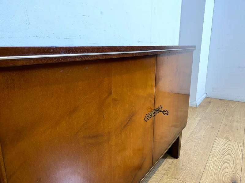 Hochwertiges 50er Jahre Sideboard mit Schubladen & Messingbeschlag I Vollholz I Kommode Schrank Anrichte Wäschekommode TV Lowboard Art Deco Mid-Century Rockabilly Vintage I