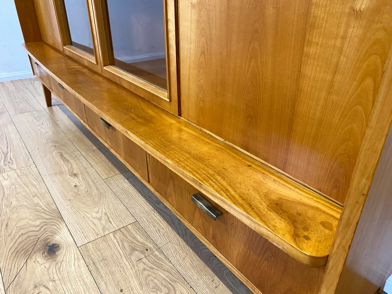 WMK I Stilvoller heller Mid-Century Wohnzimmerschrank mit Vitrine und Schubladen I Highboard Bücherschrank Büchervitrine Schrank Sideboard Glasvitrine 50er 60er Vintage I