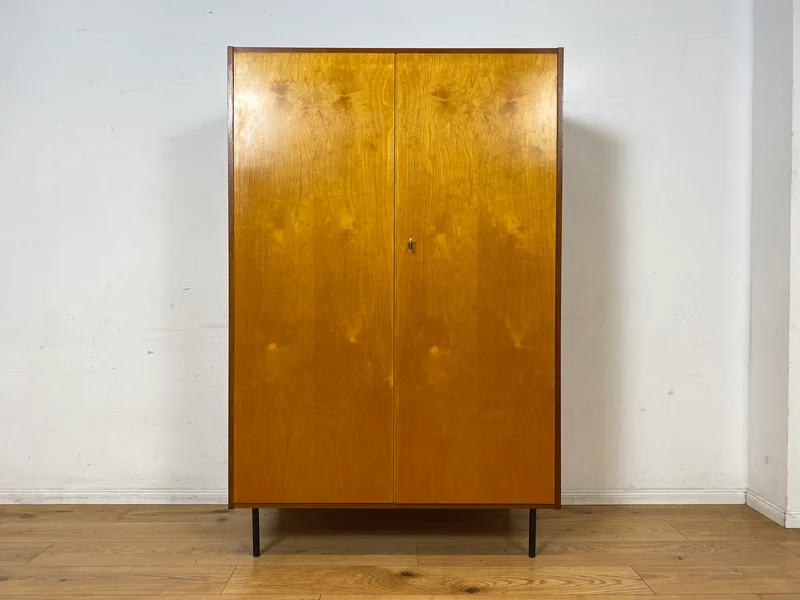 Freundlicher heller Mid-Century Kleiderschrank aus 1963 mit Kleiderstange I Schrank Schlafzimmerschrank Flurschrank Garderobe Garderobenschrank Wardrobe Vintage Retro VEB I