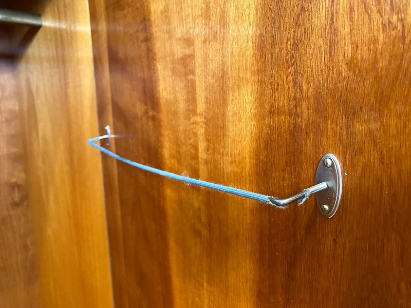 Freundlicher heller Mid-Century Kleiderschrank aus 1963 mit Kleiderstange I Schrank Schlafzimmerschrank Flurschrank Garderobe Garderobenschrank Wardrobe Vintage Retro VEB I