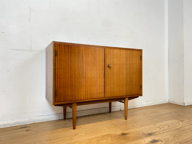 Minimalistische Mid-Century Kommode aus 1962 mit konischen Beinen & verstellbarem Regalboden I Sideboard Schrank TV Board Lowboard Wäschekommode Vintage 50er 60er Retro I Berlin Stuttgart Mainz