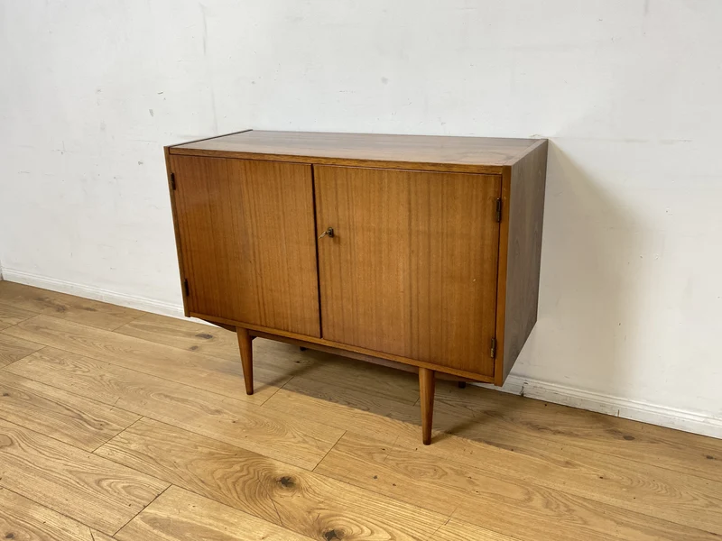 Minimalistische Mid-Century Kommode aus 1962 mit konischen Beinen & verstellbarem Regalboden I Sideboard Schrank TV Board Lowboard Wäschekommode Vintage 50er 60er Retro I Berlin Stuttgart Mainz