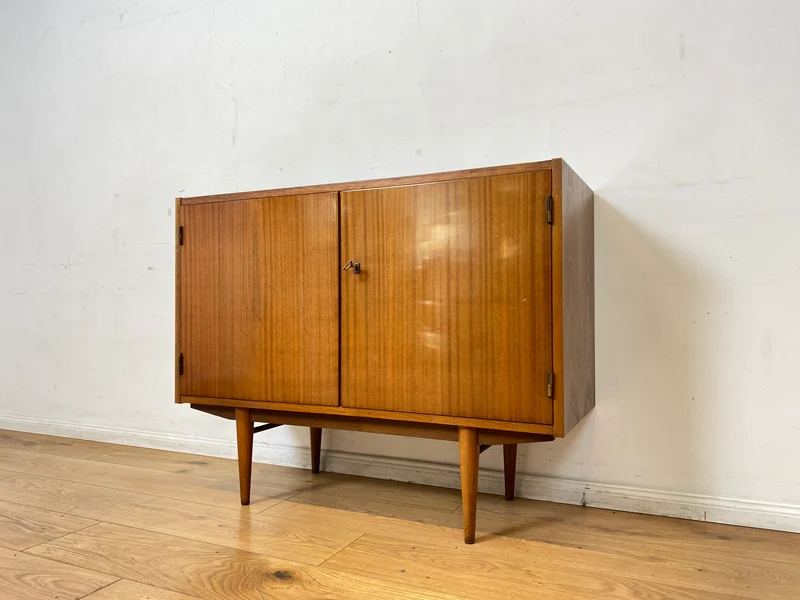 Minimalistische Mid-Century Kommode aus 1962 mit konischen Beinen & verstellbarem Regalboden I Sideboard Schrank TV Board Lowboard Wäschekommode Vintage 50er 60er Retro I Berlin Stuttgart Mainz