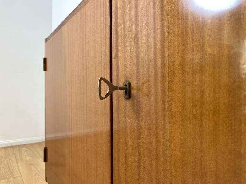 Minimalistische Mid-Century Kommode aus 1962 mit konischen Beinen & verstellbarem Regalboden I Sideboard Schrank TV Board Lowboard Wäschekommode Vintage 50er 60er Retro I Berlin Stuttgart Mainz