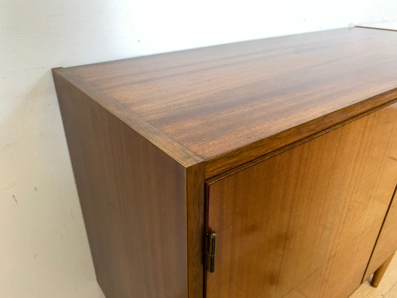 Minimalistische Mid-Century Kommode aus 1962 mit konischen Beinen & verstellbarem Regalboden I Sideboard Schrank TV Board Lowboard Wäschekommode Vintage 50er 60er Retro I Berlin Stuttgart Mainz