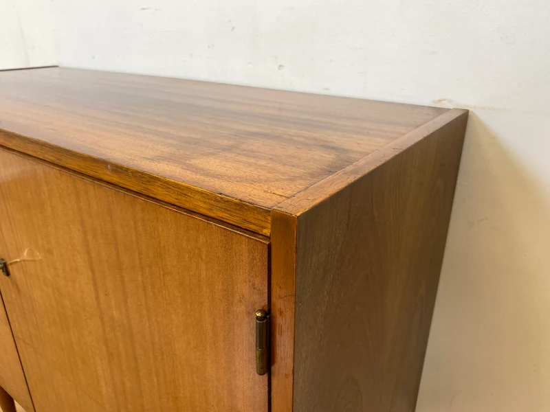 Minimalistische Mid-Century Kommode aus 1962 mit konischen Beinen & verstellbarem Regalboden I Sideboard Schrank TV Board Lowboard Wäschekommode Vintage 50er 60er Retro I Berlin Stuttgart Mainz