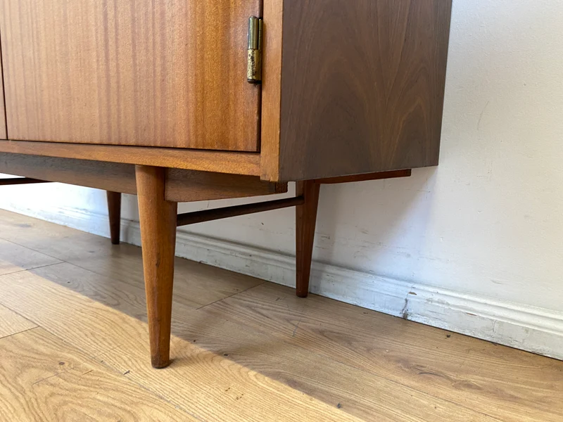 Minimalistische Mid-Century Kommode aus 1962 mit konischen Beinen & verstellbarem Regalboden I Sideboard Schrank TV Board Lowboard Wäschekommode Vintage 50er 60er Retro I Berlin Stuttgart Mainz