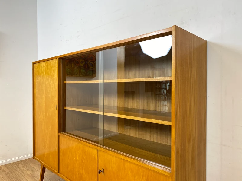 Schöner heller Mid-Century Wohnzimmerschrank aus 1964 mit verstellbaren Regalböden I Vitrine Highboard Glasvitrine Bücherschrank Büchervitrine Sideboard Schrank Vintage Retro 60er I