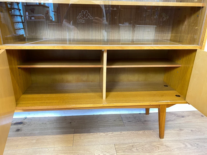 Schöner heller Mid-Century Wohnzimmerschrank aus 1964 mit verstellbaren Regalböden I Vitrine Highboard Glasvitrine Bücherschrank Büchervitrine Sideboard Schrank Vintage Retro 60er I