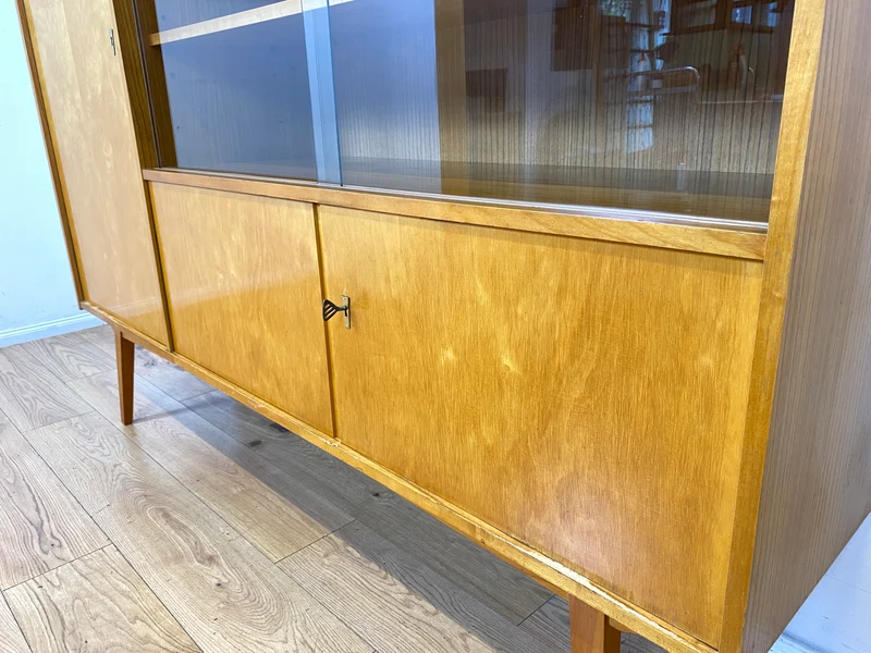 Schöner heller Mid-Century Wohnzimmerschrank aus 1964 mit verstellbaren Regalböden I Vitrine Highboard Glasvitrine Bücherschrank Büchervitrine Sideboard Schrank Vintage Retro 60er I
