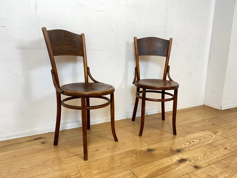 Wunderbarer antiker Bugholzstuhl von Fischel , früher Thonet , für Wien & Niemes Böhmen mit geprägten Ornamenten