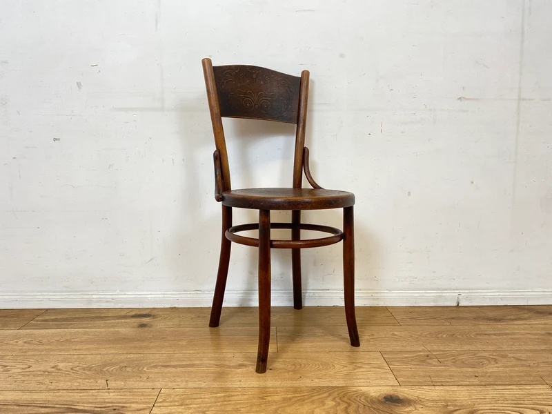 Wunderbarer antiker Bugholzstuhl von Fischel , früher Thonet , für Wien & Niemes Böhmen mit geprägten Ornamenten