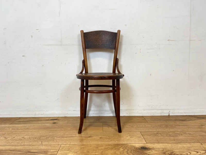 Wunderbarer antiker Bugholzstuhl von Fischel , früher Thonet , für Wien & Niemes Böhmen mit geprägten Ornamenten