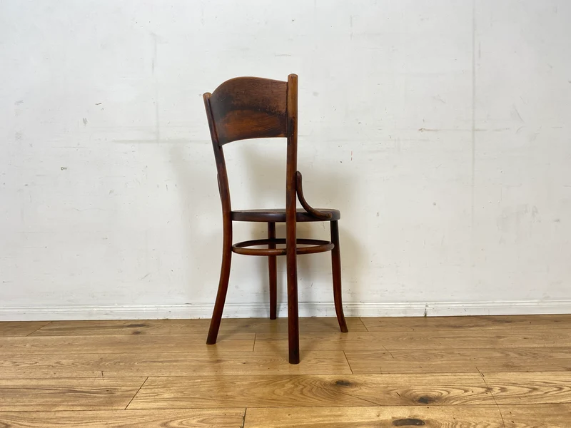 Wunderbarer antiker Bugholzstuhl von Fischel , früher Thonet , für Wien & Niemes Böhmen mit geprägten Ornamenten