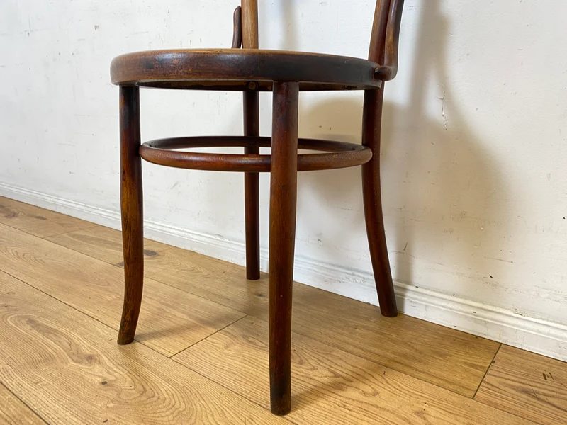 Wunderbarer antiker Bugholzstuhl von Fischel , früher Thonet , für Wien & Niemes Böhmen mit geprägten Ornamenten