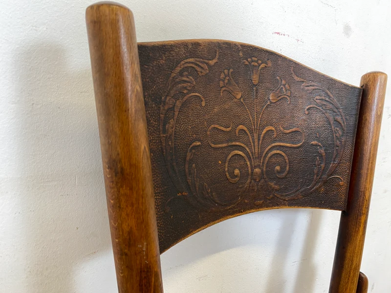 Wunderbarer antiker Bugholzstuhl von Fischel , früher Thonet , für Wien & Niemes Böhmen mit geprägten Ornamenten