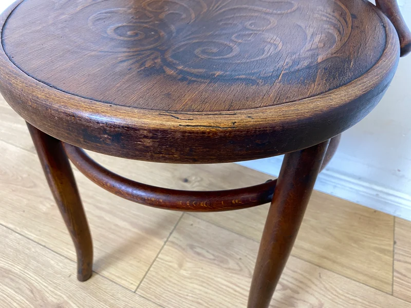 Wunderbarer antiker Bugholzstuhl von Fischel , früher Thonet , für Wien & Niemes Böhmen mit geprägten Ornamenten