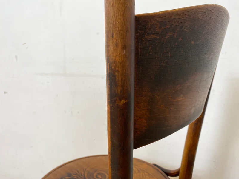 Wunderbarer antiker Bugholzstuhl von Fischel , früher Thonet , für Wien & Niemes Böhmen mit geprägten Ornamenten