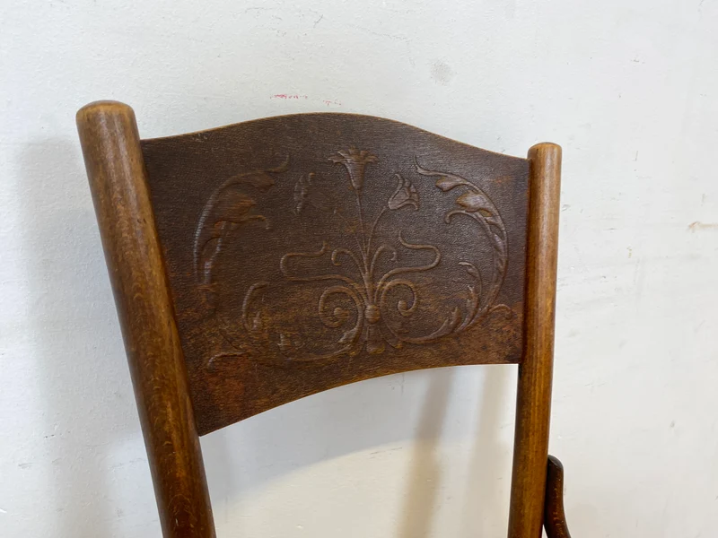 Wunderbarer antiker Bugholzstuhl von Fischel , früher Thonet , für Wien & Niemes Böhmen mit geprägten Ornamenten