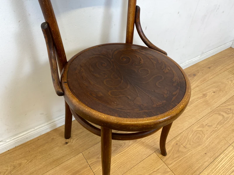 Wunderbarer antiker Bugholzstuhl von Fischel , früher Thonet , für Wien & Niemes Böhmen mit geprägten Ornamenten