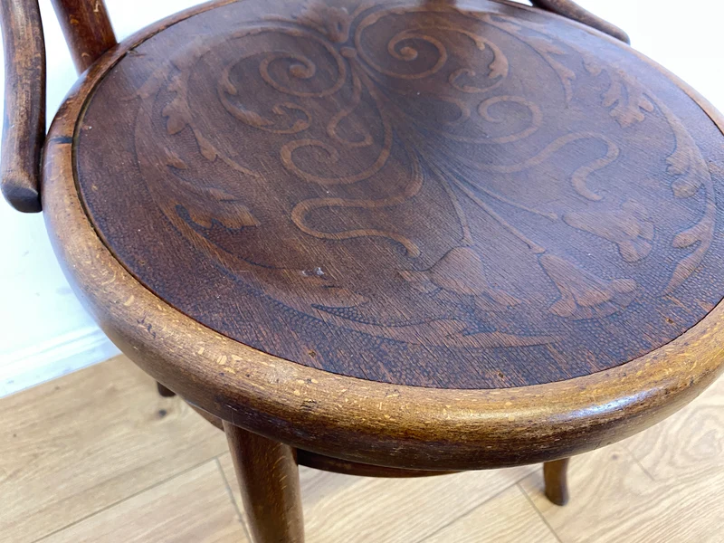 Wunderbarer antiker Bugholzstuhl von Fischel , früher Thonet , für Wien & Niemes Böhmen mit geprägten Ornamenten