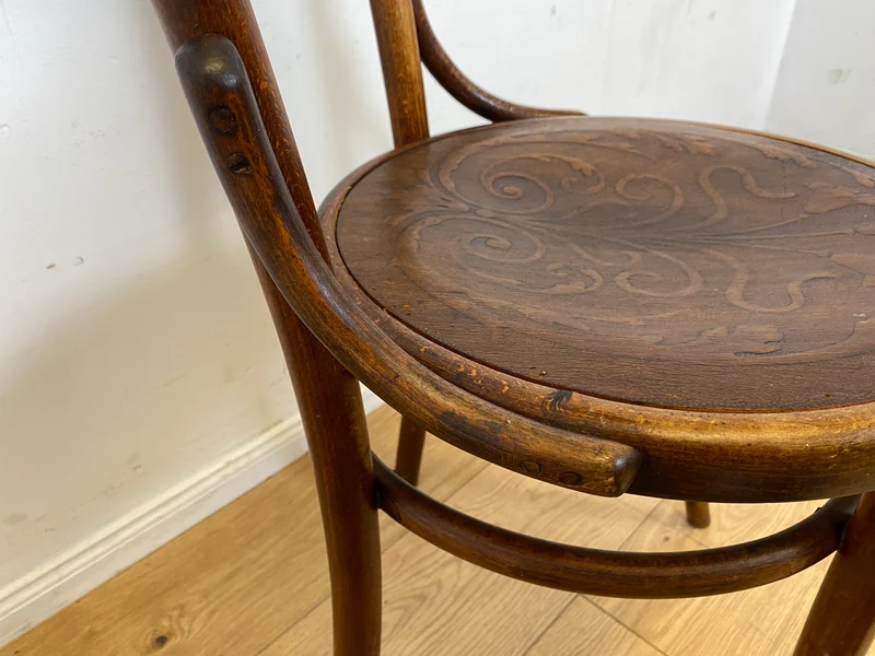 Wunderbarer antiker Bugholzstuhl von Fischel , früher Thonet , für Wien & Niemes Böhmen mit geprägten Ornamenten