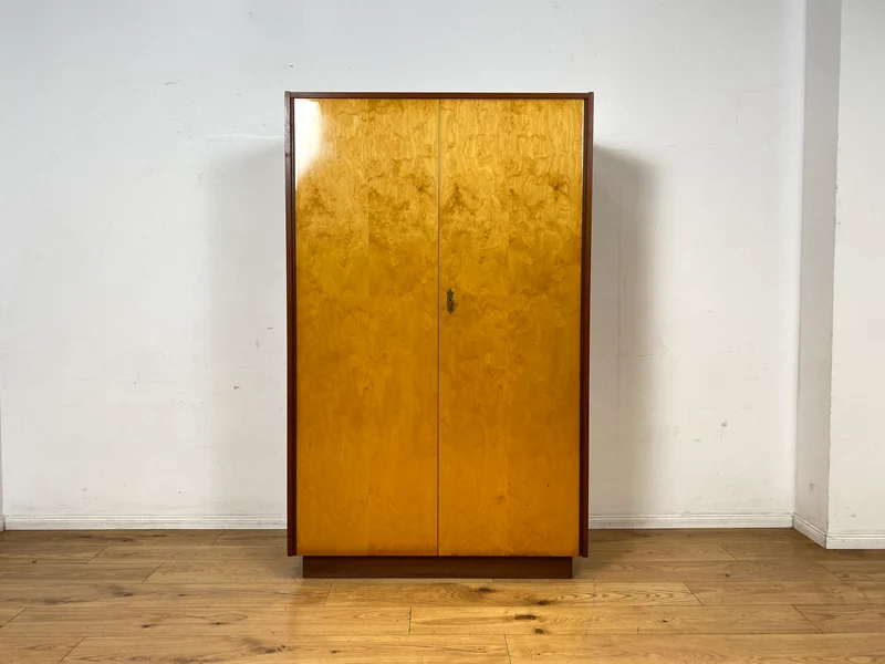 Minimalistischer & geräumiger Mid-Century Kleiderschrank aus 1966 mit Schublade und Böden I Schrank Schlafzimmerschrank Wäscheschrank Garderobe Wardrobe Retro Vintage 60er I