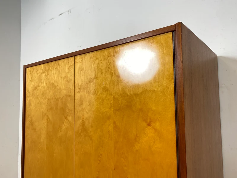 Minimalistischer & geräumiger Mid-Century Kleiderschrank aus 1966 mit Schublade und Böden I Schrank Schlafzimmerschrank Wäscheschrank Garderobe Wardrobe Retro Vintage 60er I