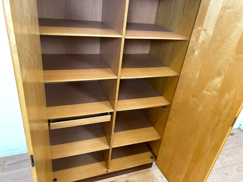 Minimalistischer & geräumiger Mid-Century Kleiderschrank aus 1966 mit Schublade und Böden I Schrank Schlafzimmerschrank Wäscheschrank Garderobe Wardrobe Retro Vintage 60er I