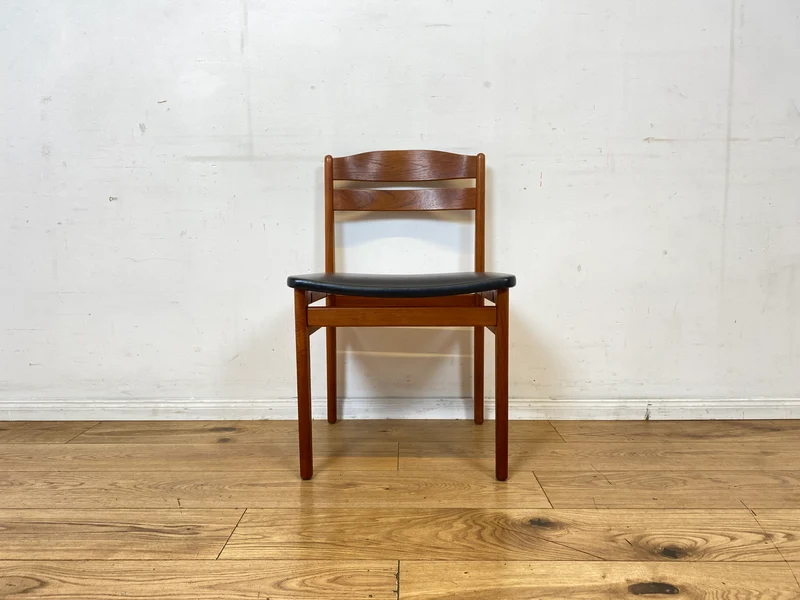 Ein Danish Design Original I 1/2 Stilvoller skandinavischer Mid-Century Stuhl aus Teakholz mit schwarzem Kunstleder Bezug