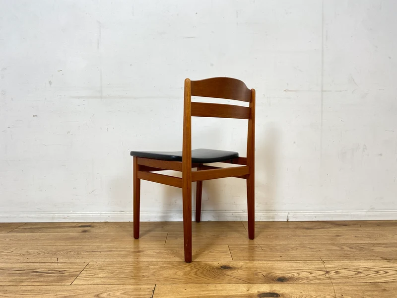 Ein Danish Design Original I 1/2 Stilvoller skandinavischer Mid-Century Stuhl aus Teakholz mit schwarzem Kunstleder Bezug