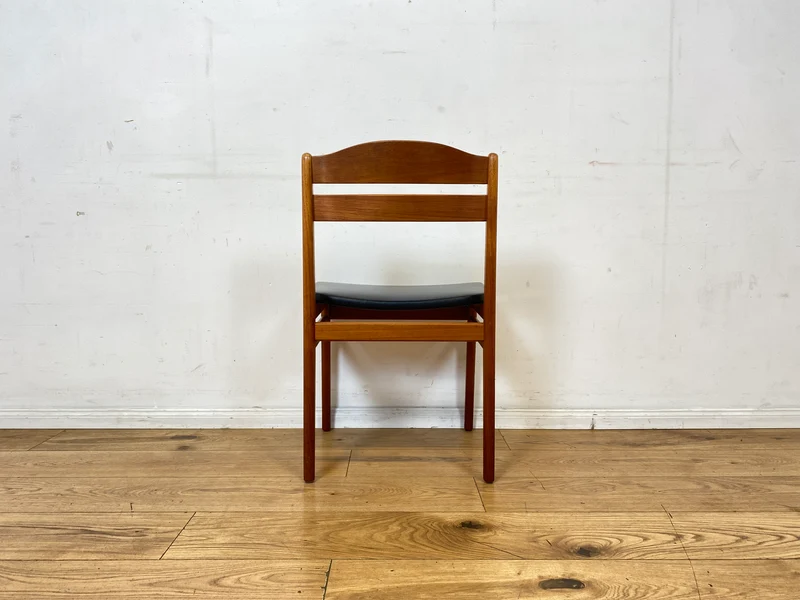 Ein Danish Design Original I 1/2 Stilvoller skandinavischer Mid-Century Stuhl aus Teakholz mit schwarzem Kunstleder Bezug