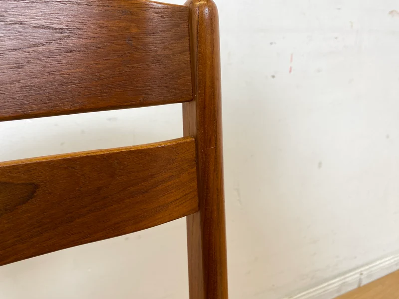 Ein Danish Design Original I 1/2 Stilvoller skandinavischer Mid-Century Stuhl aus Teakholz mit schwarzem Kunstleder Bezug