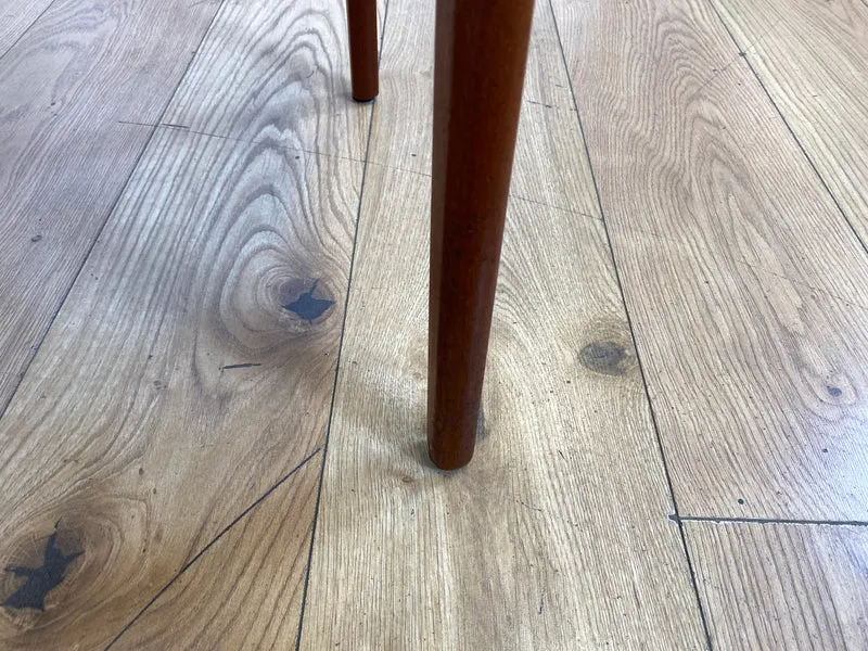 Ein Danish Design Original I 1/2 Stilvoller skandinavischer Mid-Century Stuhl aus Teakholz mit schwarzem Kunstleder Bezug
