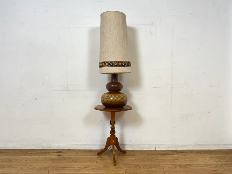 Kultige große Mid-Century Bodenlampe / Tischlampe mit kunstvollem Keramik Lampenfuß & textilem Lampenschirm mit floral bestickter Borte