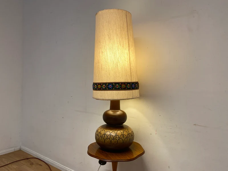 Kultige große Mid-Century Bodenlampe / Tischlampe mit kunstvollem Keramik Lampenfuß & textilem Lampenschirm mit floral bestickter Borte