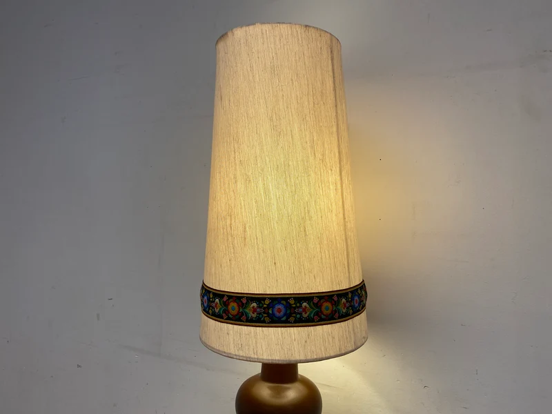 Kultige große Mid-Century Bodenlampe / Tischlampe mit kunstvollem Keramik Lampenfuß & textilem Lampenschirm mit floral bestickter Borte