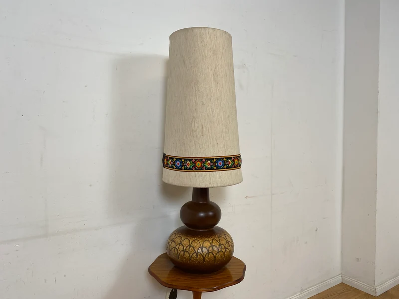 Kultige große Mid-Century Bodenlampe / Tischlampe mit kunstvollem Keramik Lampenfuß & textilem Lampenschirm mit floral bestickter Borte