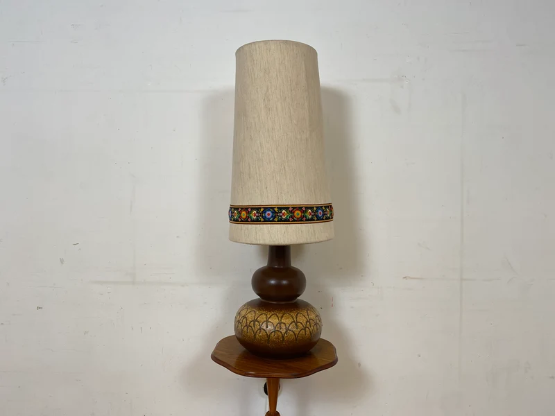 Kultige große Mid-Century Bodenlampe / Tischlampe mit kunstvollem Keramik Lampenfuß & textilem Lampenschirm mit floral bestickter Borte