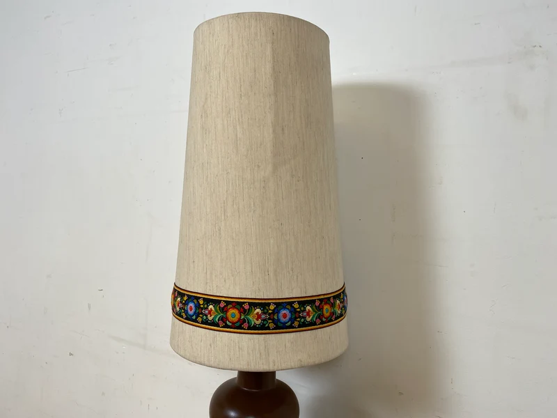 Kultige große Mid-Century Bodenlampe / Tischlampe mit kunstvollem Keramik Lampenfuß & textilem Lampenschirm mit floral bestickter Borte