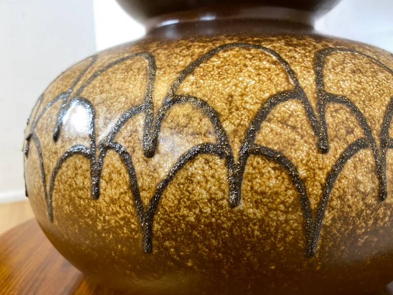 Kultige große Mid-Century Bodenlampe / Tischlampe mit kunstvollem Keramik Lampenfuß & textilem Lampenschirm mit floral bestickter Borte
