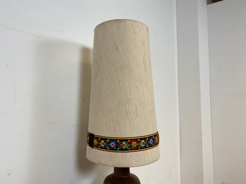 Kultige große Mid-Century Bodenlampe / Tischlampe mit kunstvollem Keramik Lampenfuß & textilem Lampenschirm mit floral bestickter Borte