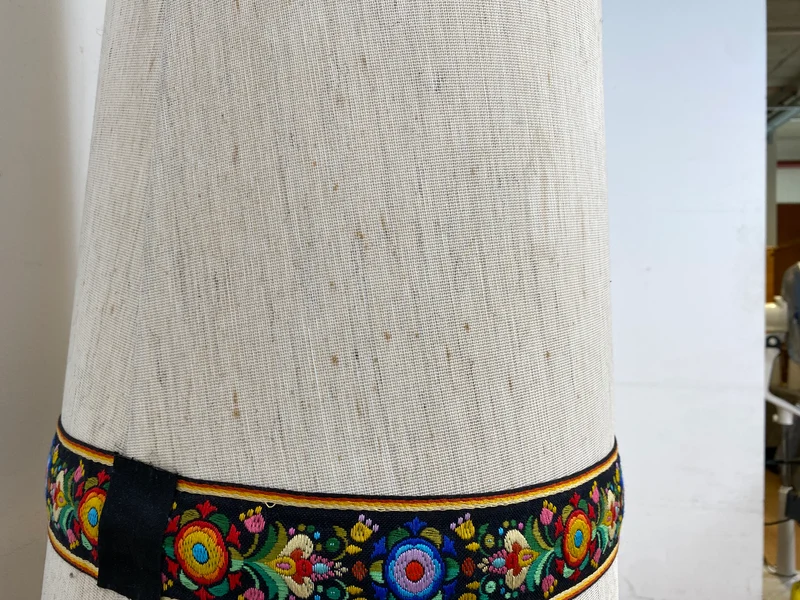 Kultige große Mid-Century Bodenlampe / Tischlampe mit kunstvollem Keramik Lampenfuß & textilem Lampenschirm mit floral bestickter Borte