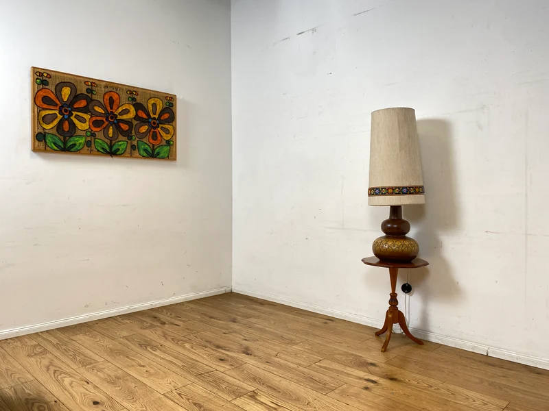 Kultige große Mid-Century Bodenlampe / Tischlampe mit kunstvollem Keramik Lampenfuß & textilem Lampenschirm mit floral bestickter Borte
