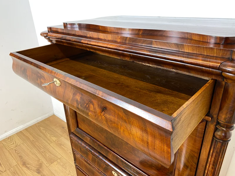 Edler antiker Schreibsekretär mit ausziehbarer Schreibunterlage I um 1840, Massivholz in Nussbaum I Sekretär Schreibschrank Schreibkommode Highboard Schrank Anrichte Biedermeier Vintage I