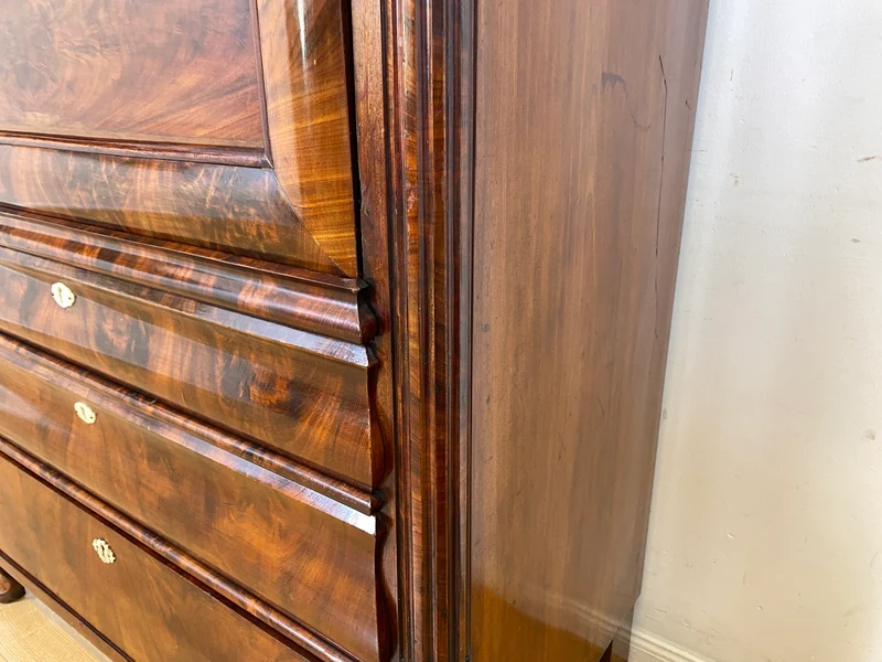 Edler antiker Schreibsekretär mit ausziehbarer Schreibunterlage I um 1840, Massivholz in Nussbaum I Sekretär Schreibschrank Schreibkommode Highboard Schrank Anrichte Biedermeier Vintage I